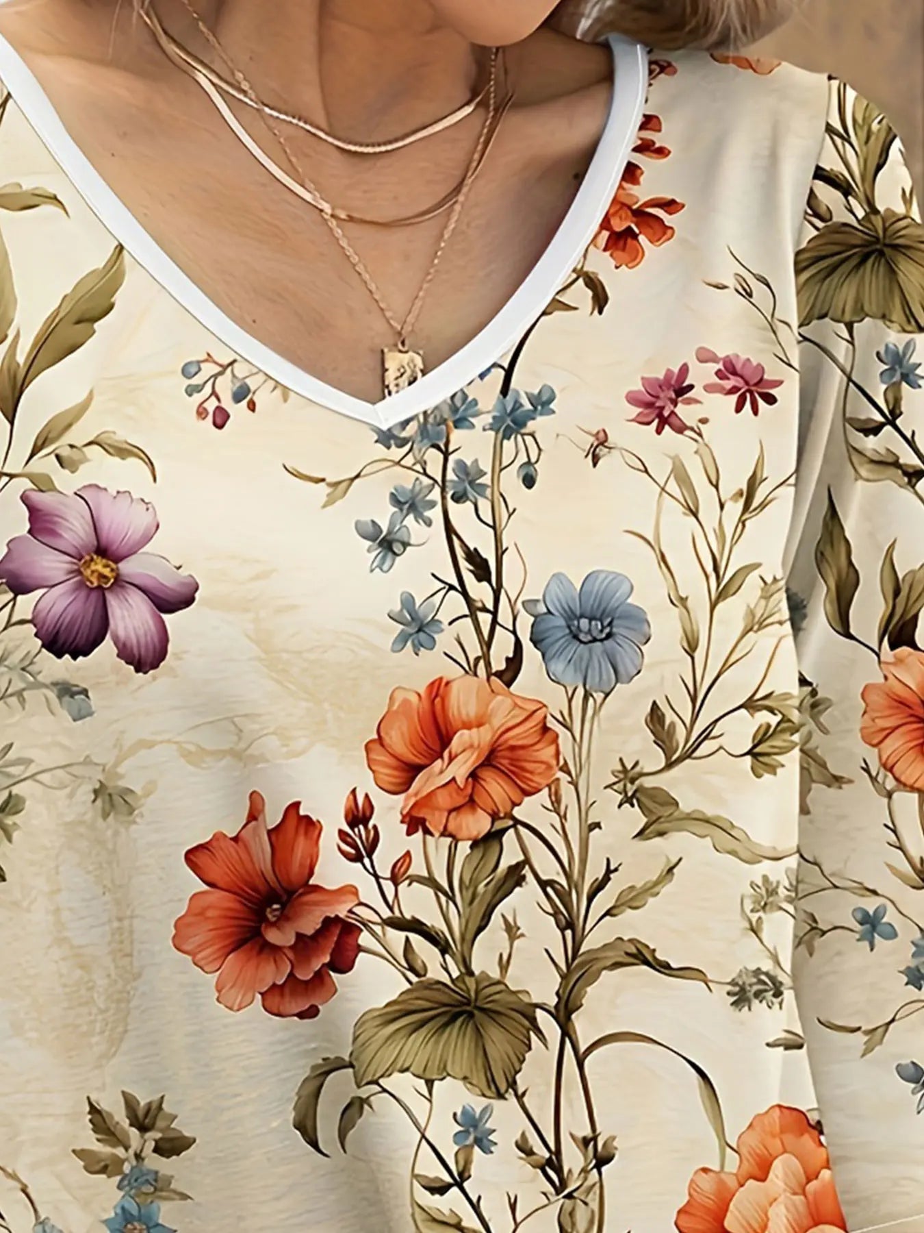 Topp med halvermermer, V-hals og blomstermønster