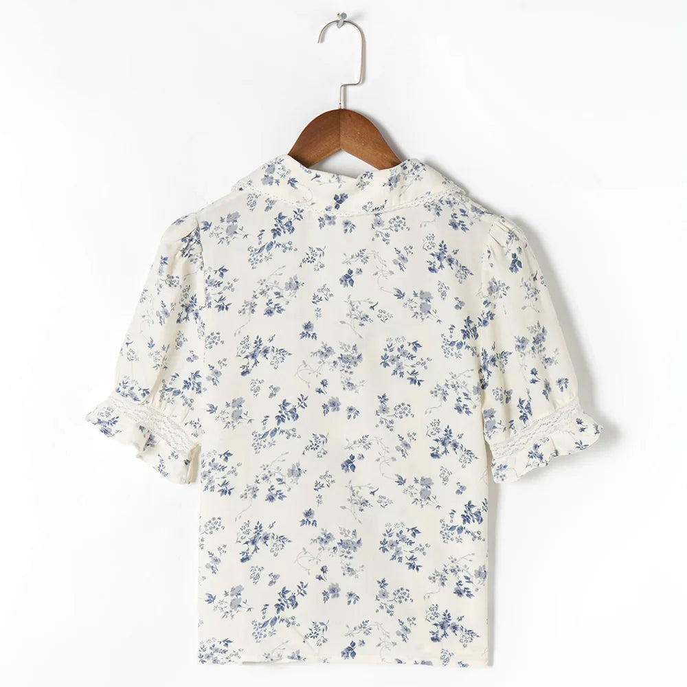 Vintagebluse med blomstermønster og blondekant