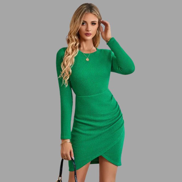 Elegant langermet minikjole med asymmetrisk nederkant