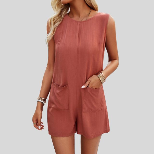 Ermeløs monokrom jumpsuit med shorts og lommer