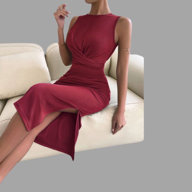 Ribbestrikket asymmetrisk kjole med vridningsdetaljer