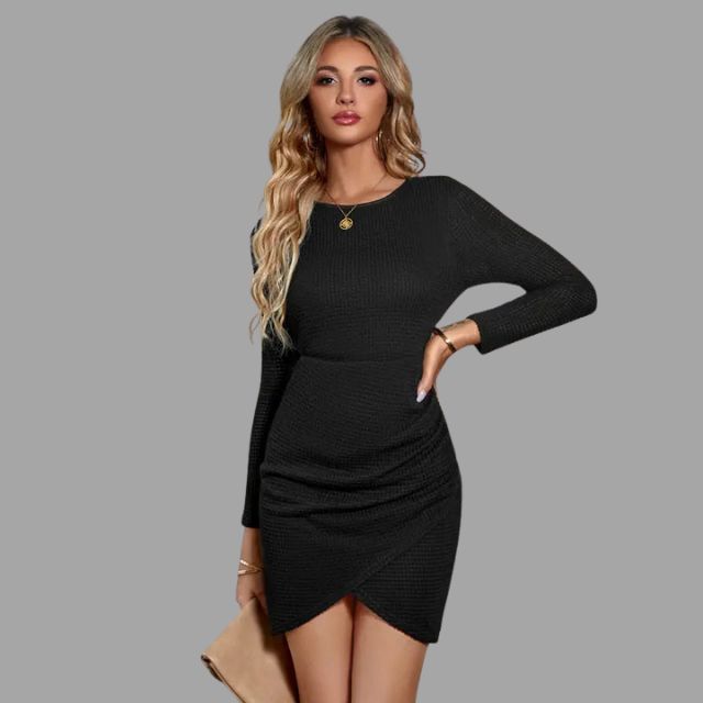 Elegant langermet minikjole med asymmetrisk nederkant