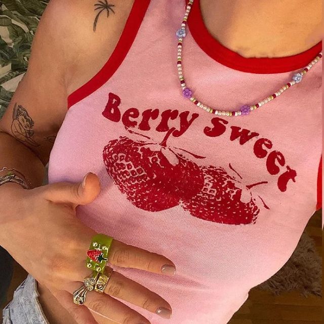 Berry Sweet grafisk crop top med kontrastfarget kant