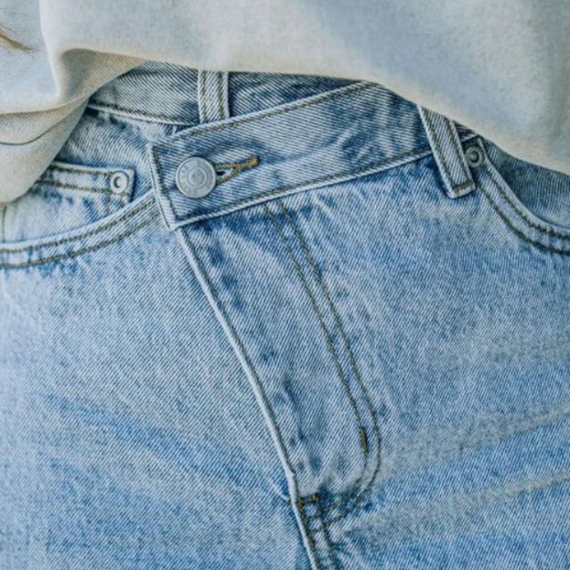 Jeans med høy midje og slitte detaljer