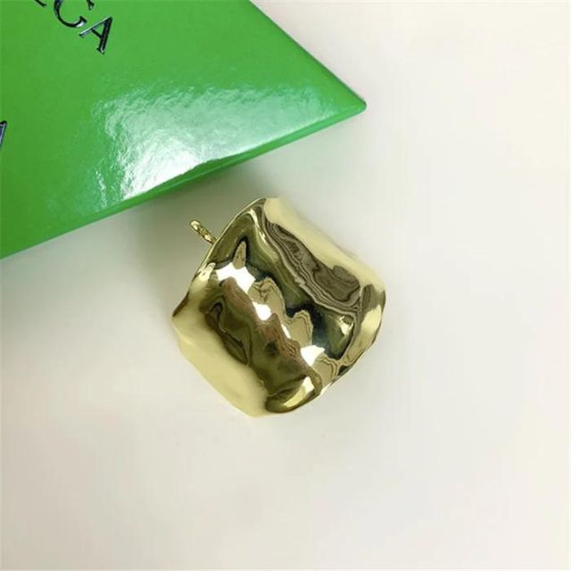 Hårbånd i metall med skulpturelt design