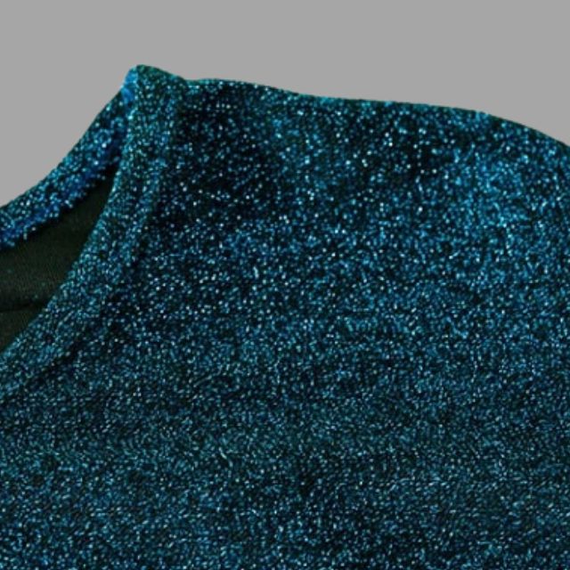 Glitrende midikjole med rynket midje
