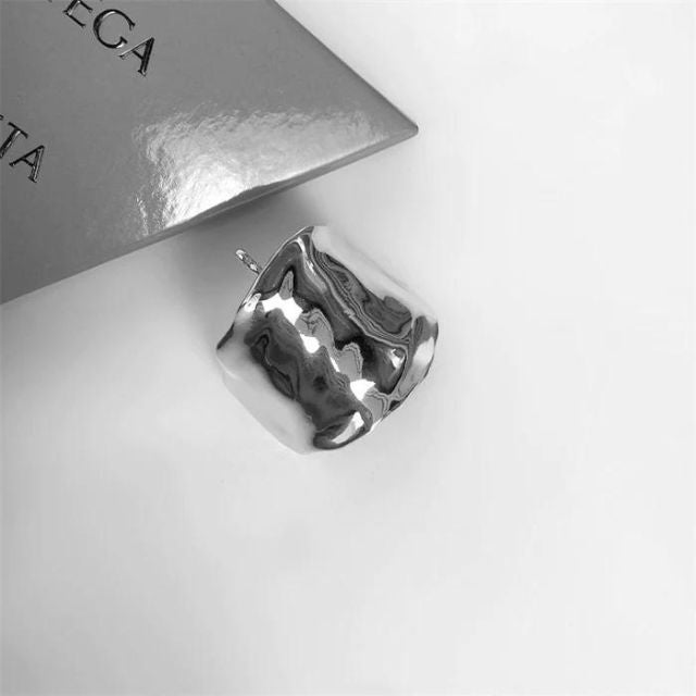 Hårbånd i metall med skulpturelt design