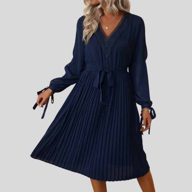 Elegant midikjole med plisserte plisseringer og ermer med bindebånd