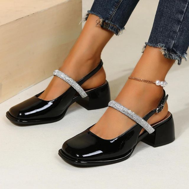 mary janes i lakk med glitrende remdetaljer