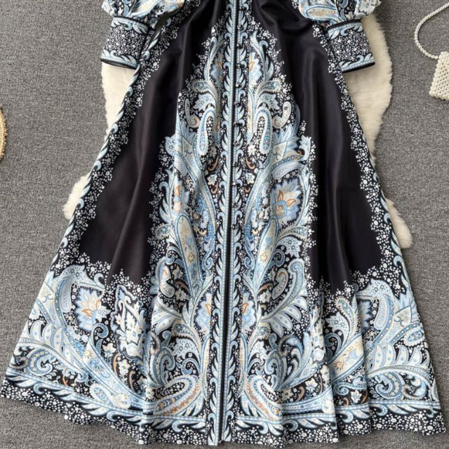 A-linjeformet kjole med belte med blomstermønster