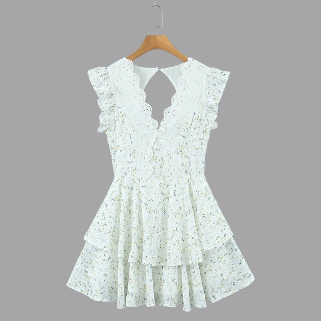 kjole med broderi og volangdetaljer