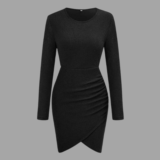 Elegant langermet minikjole med asymmetrisk nederkant