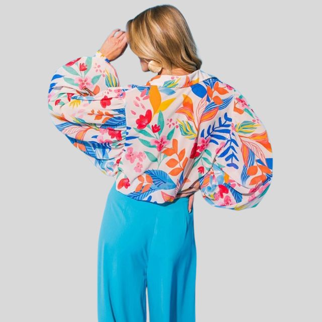 Flytende bluse med blomstertrykk