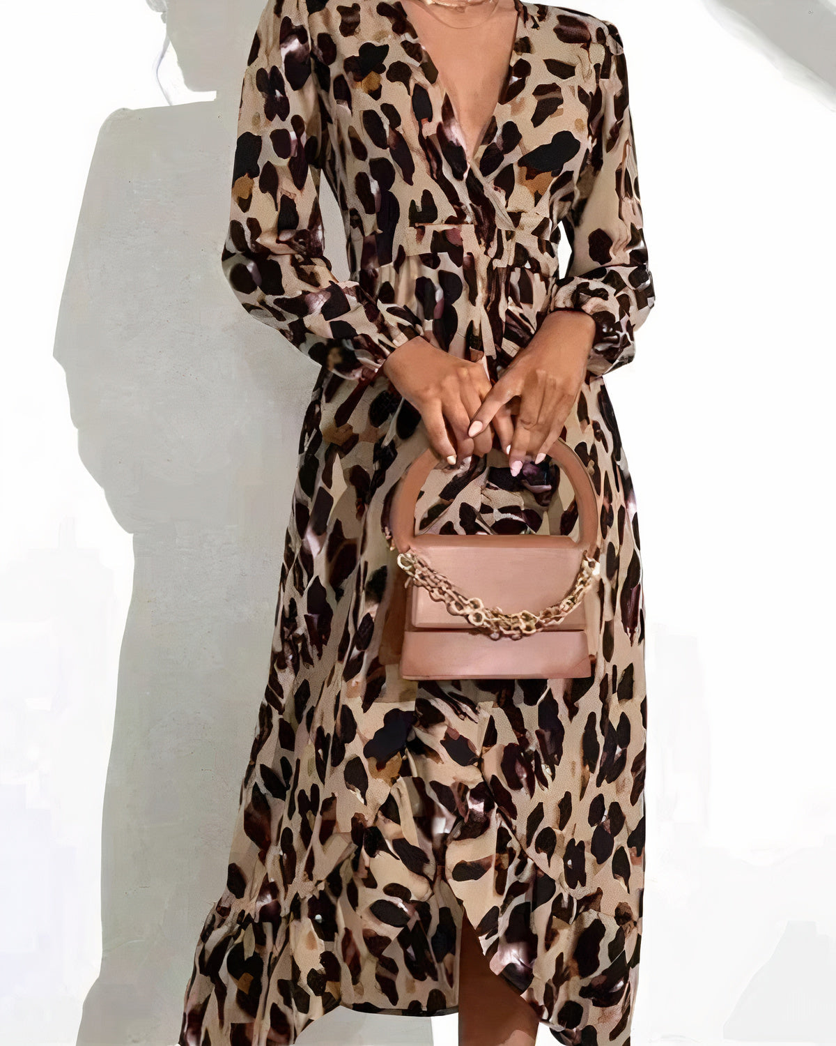 Leopardmønstret kjole