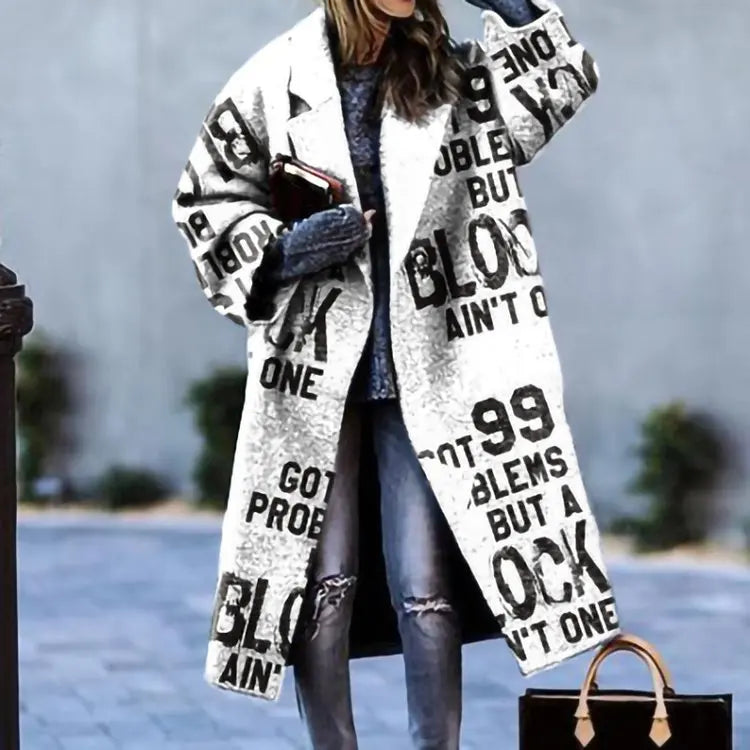 Trenchcoat med abstrakt trykk og bredt revers
