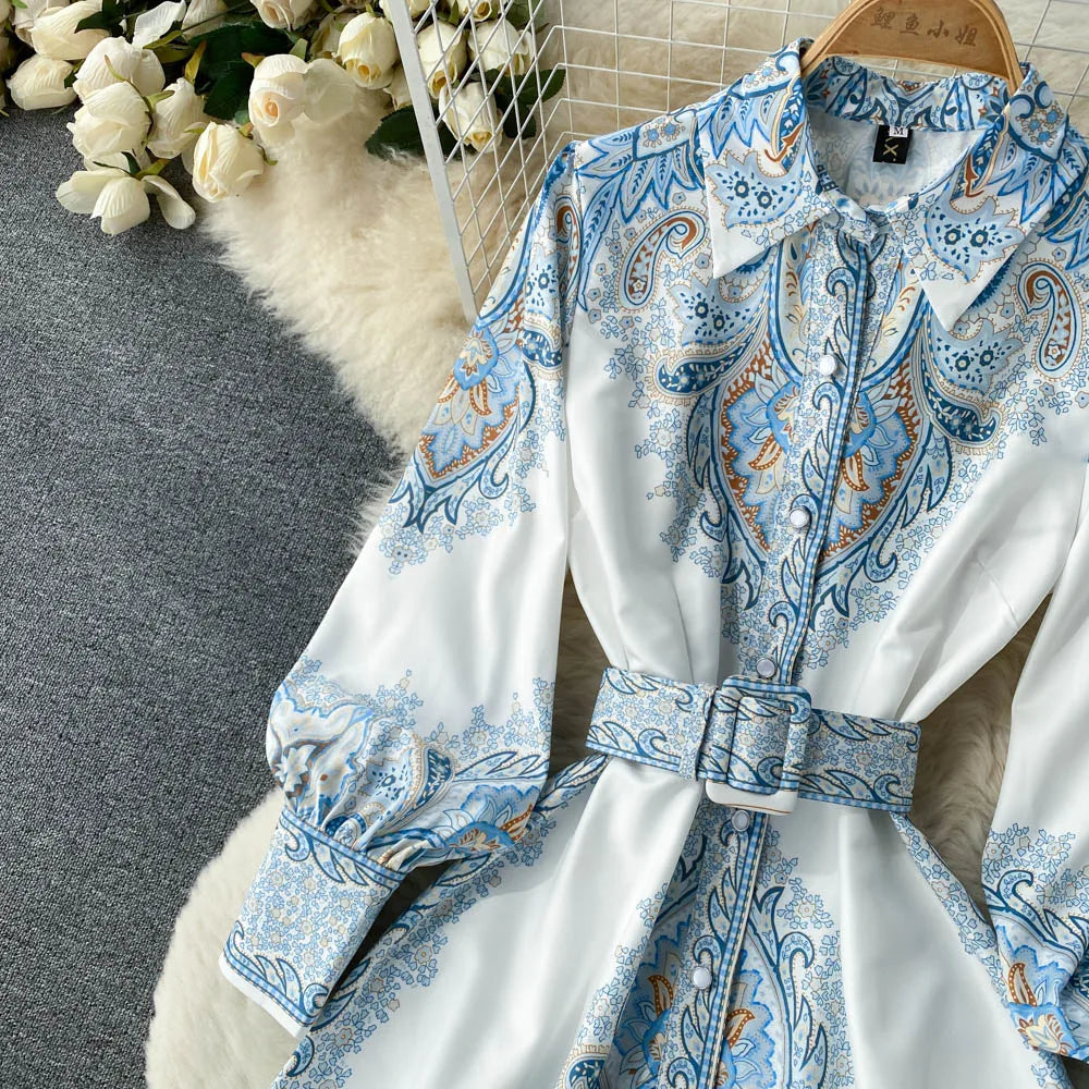 A-linjeformet kjole med belte med blomstermønster