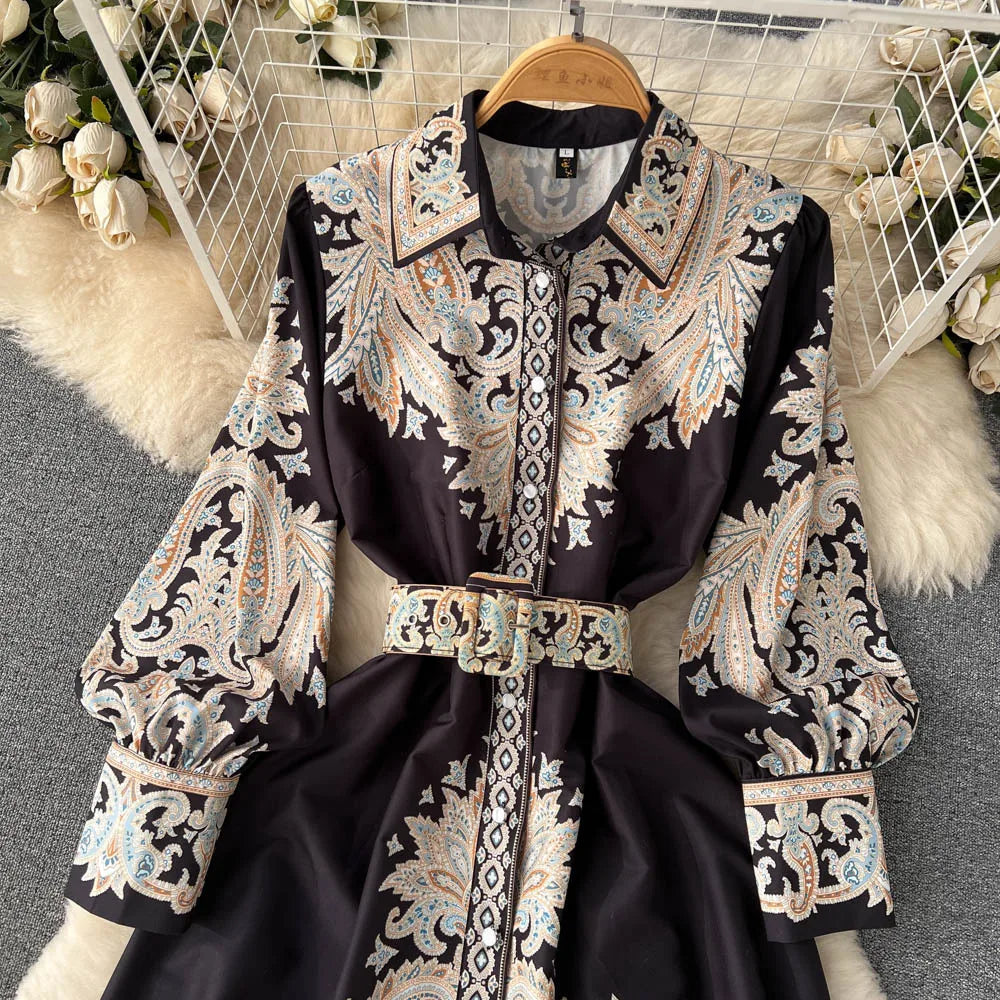 A-linjeformet kjole med belte med blomstermønster