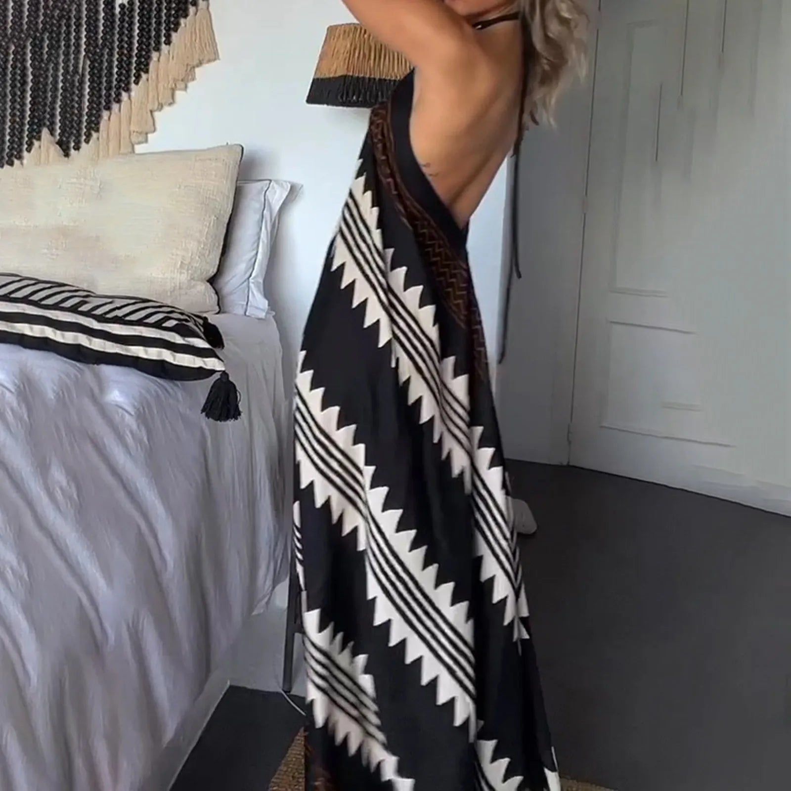 Swingkjole med halterneck-trykk for kvinner
