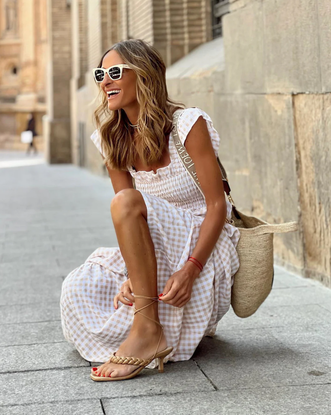 Sommer Smocked Gingham Maxi Kjole med Volangerm