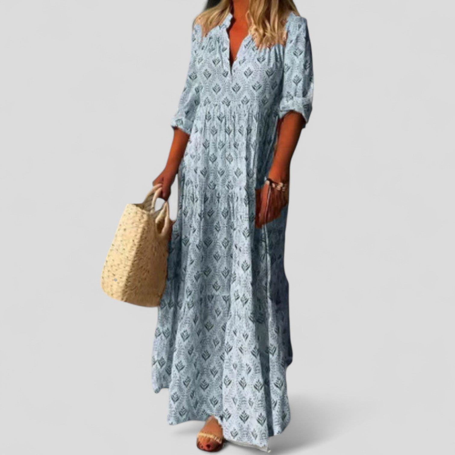 Wren | Bohemsk maxikjole i bomull med mønster og V-hals – Lyseblå