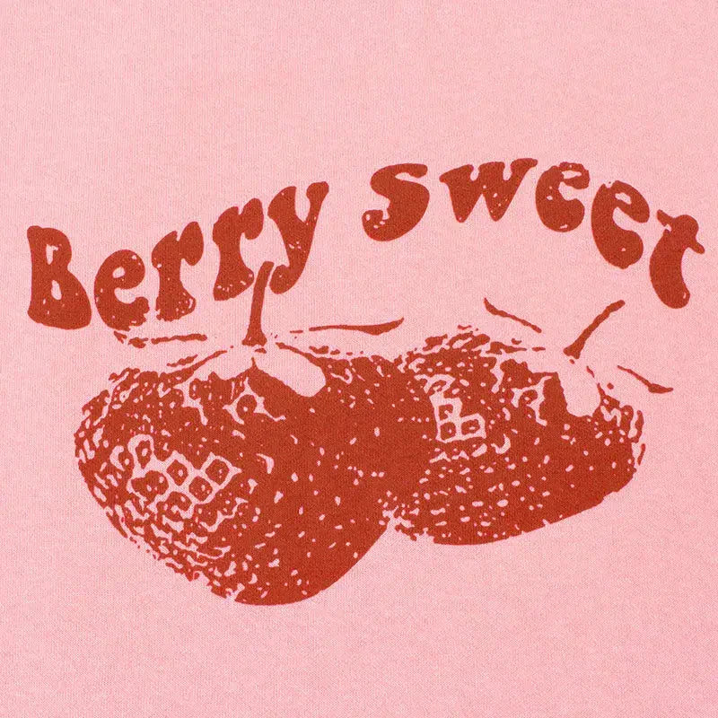 Berry Sweet grafisk crop top med kontrastfarget kant