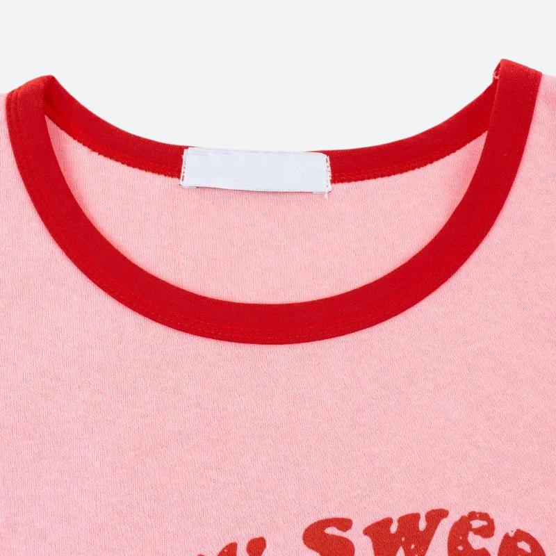 Berry Sweet grafisk crop top med kontrastfarget kant