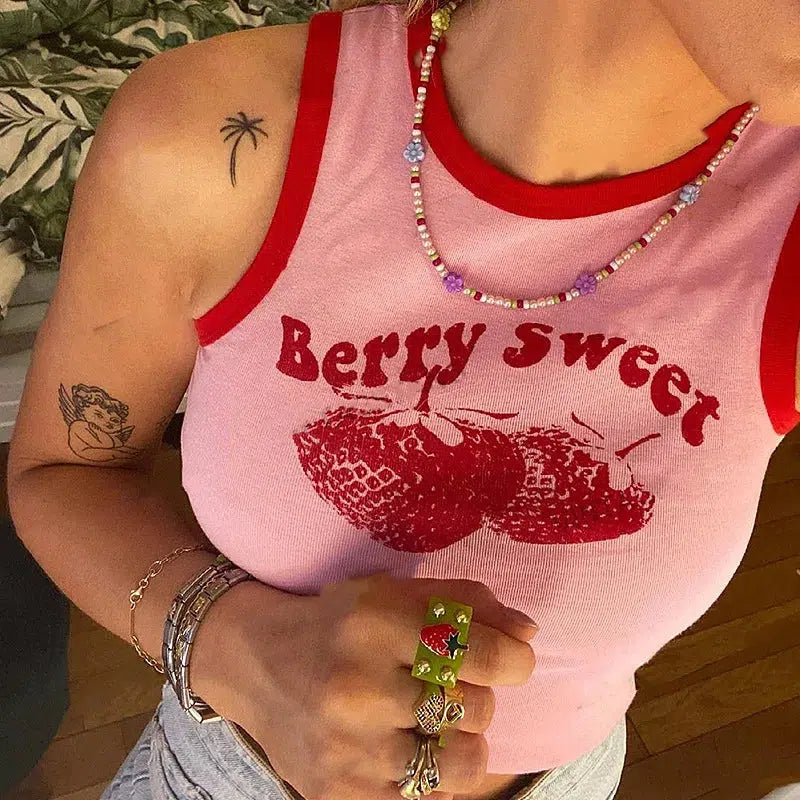 Berry Sweet grafisk crop top med kontrastfarget kant