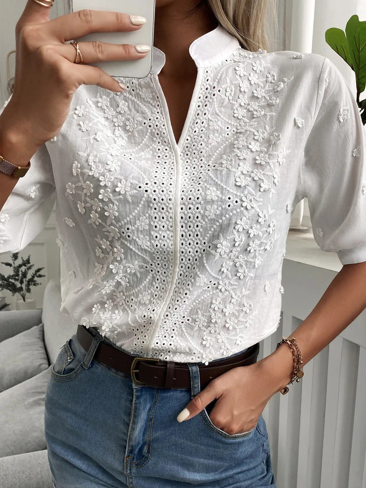 Sommerlig bluse med blomsterbroderi og blonder