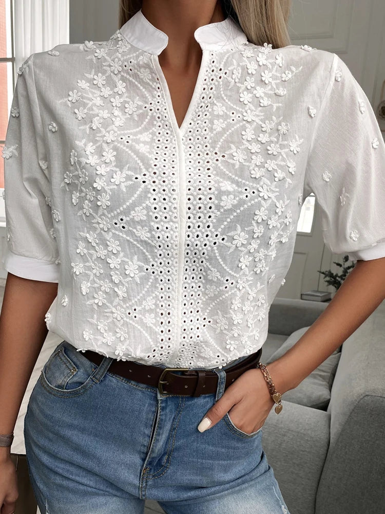 Sommerlig bluse med blomsterbroderi og blonder