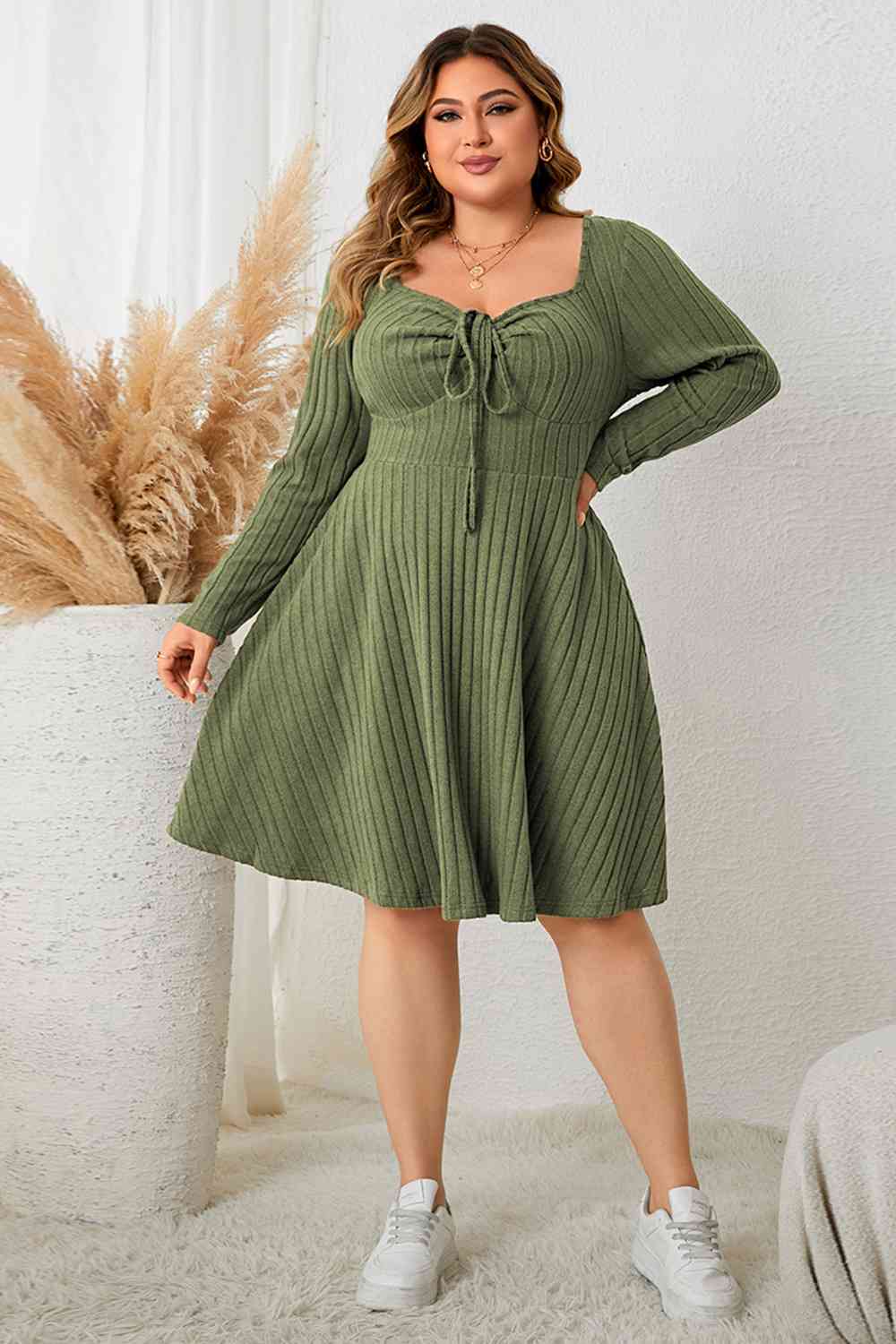 Ribbestrikket kjole med utringning i plus size