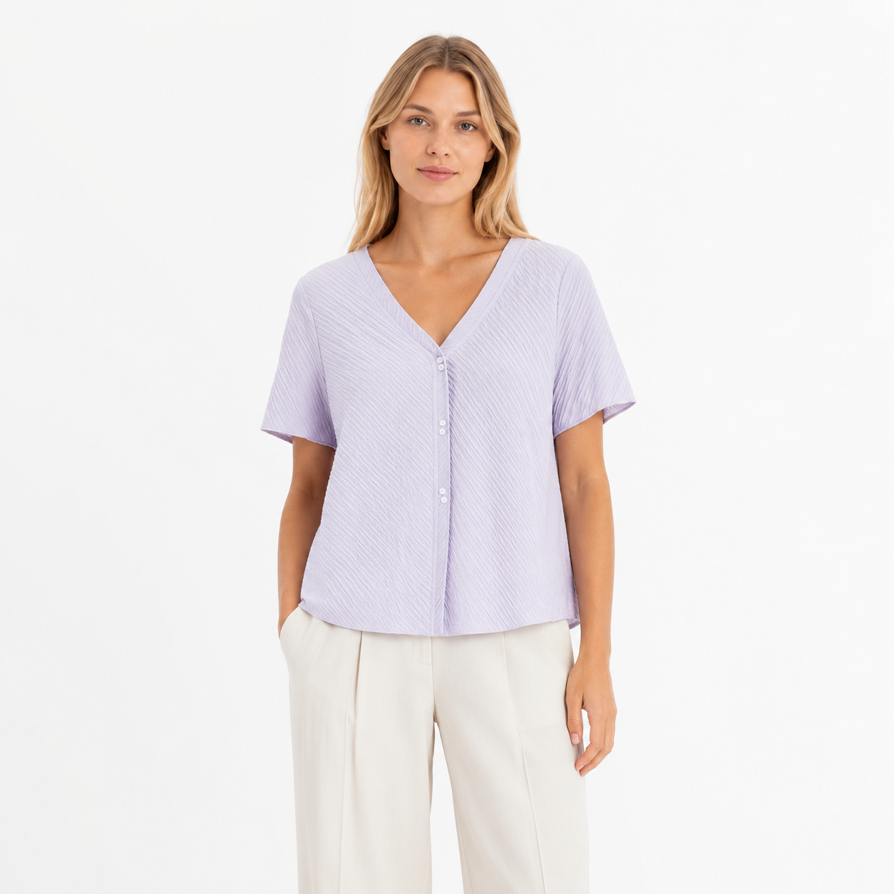 Stripet Strikket Topp til Dame – V-hals med Perleknapper og Elegant Sommerstil – Beige T-skjorte