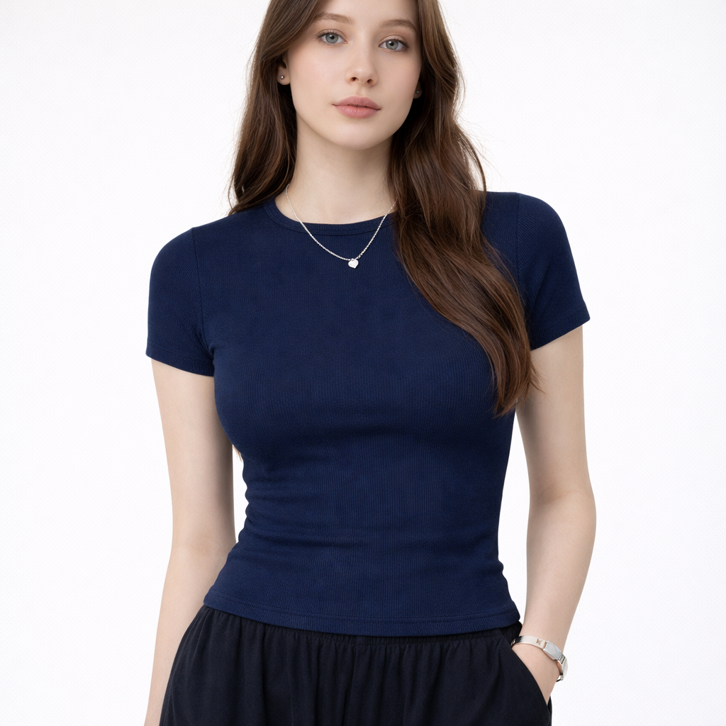 Kort Crop Topp til Dame – Tettsittende T-skjorte i Y2K Stil – Svart
