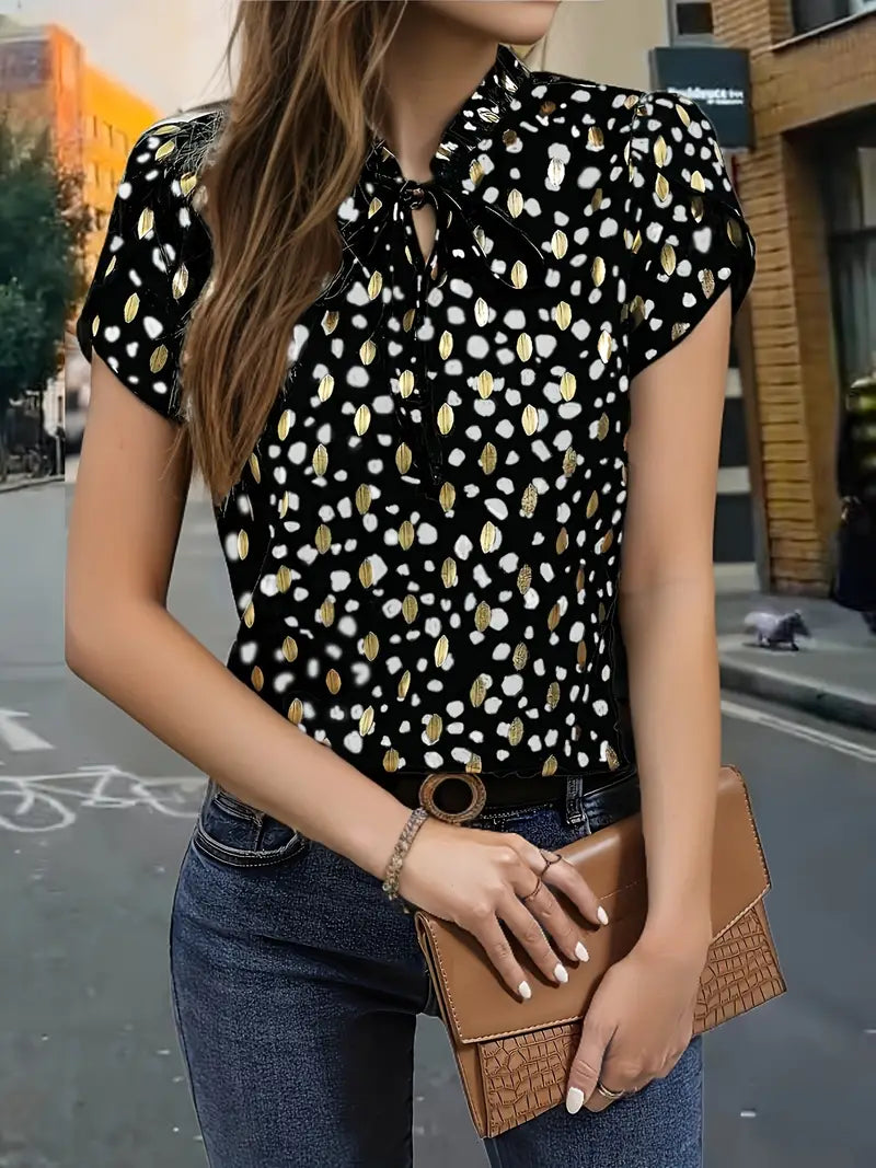 Elegant bluse med korte ermer og volangkant