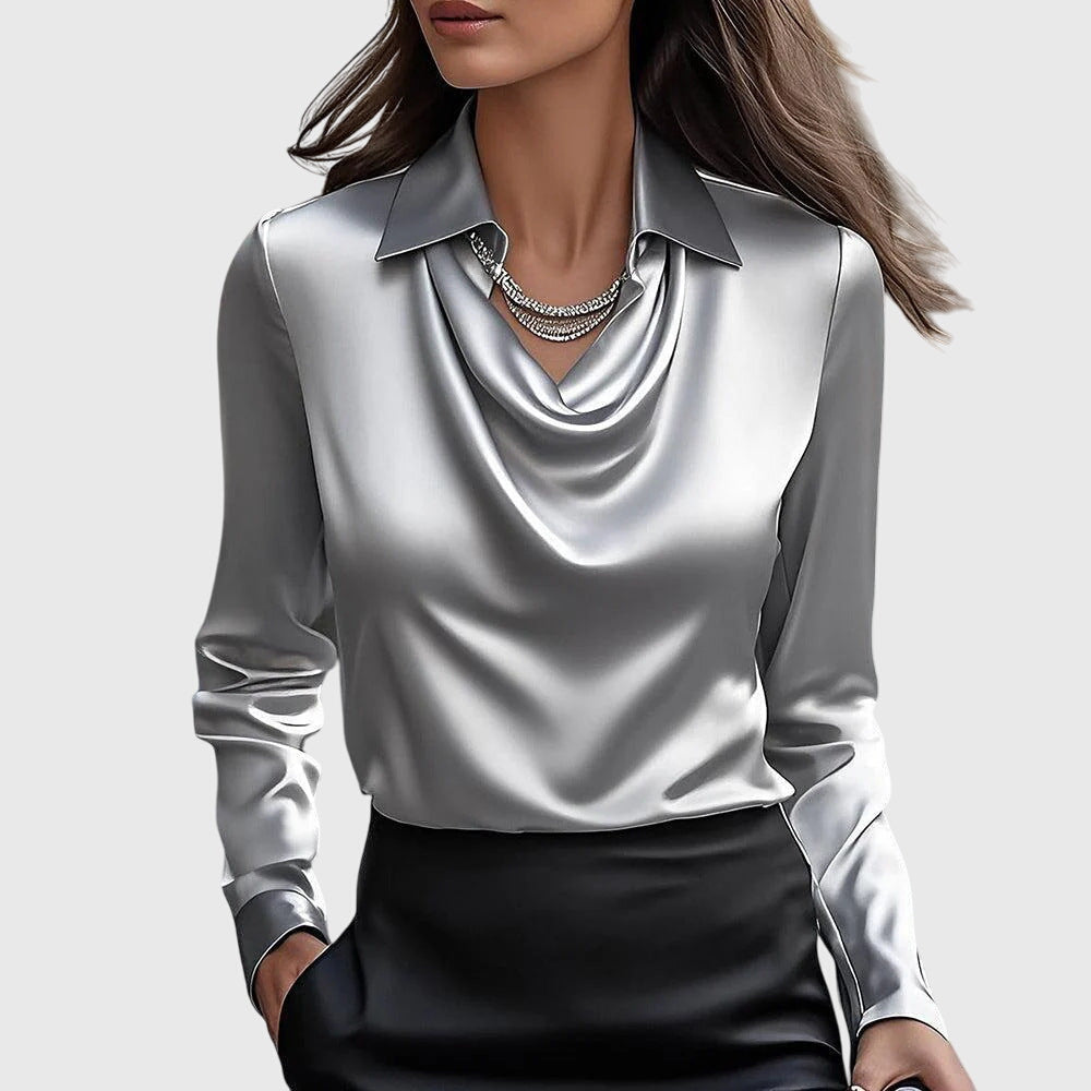 Marlowe | Elegant bluse i sateng med vannfallshals og krage