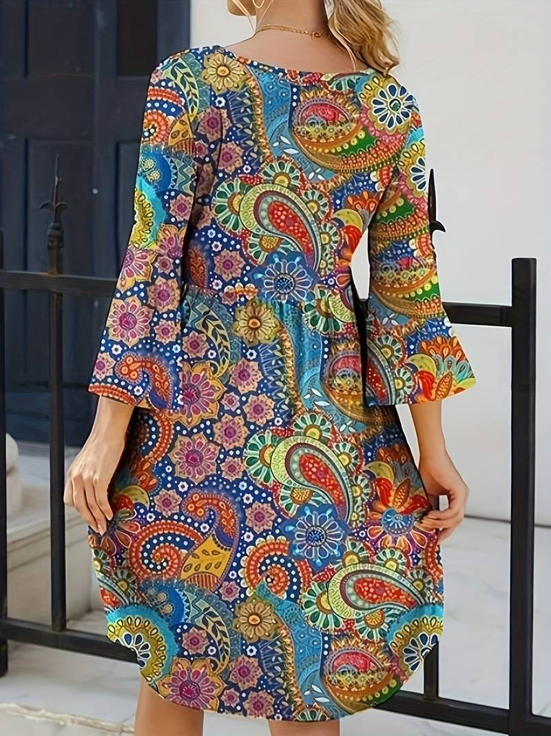 Sexy paisleykjole med rund utringning
