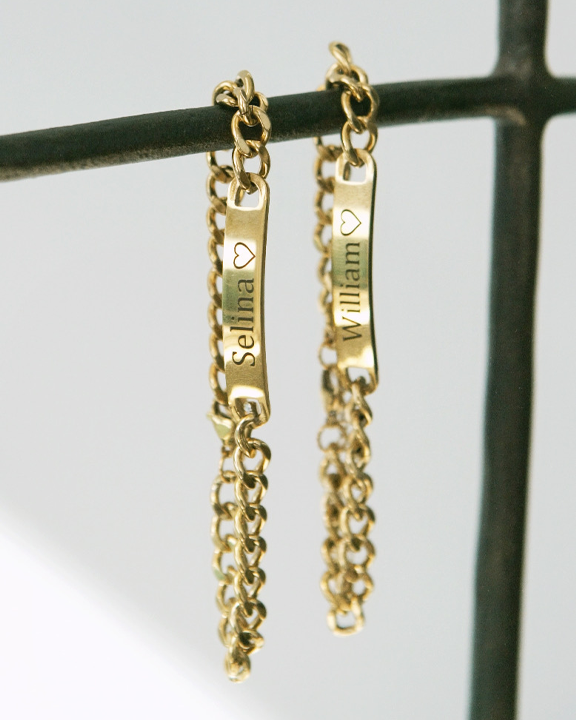 Sett med graverte armbånd for par