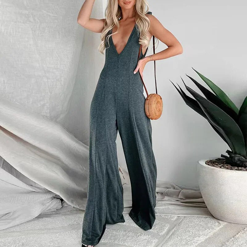 Jumpsuit med dyp V-hals og bindebånd på skuldrene og vide ben for kvinner