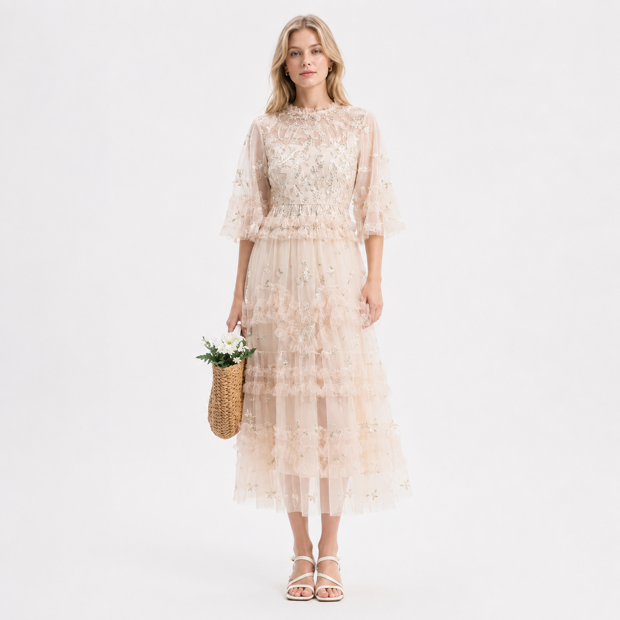 Brodert Midi Kjole til Dame – Elegant Kjole med Blomster og Volangdetaljer – Aprikos