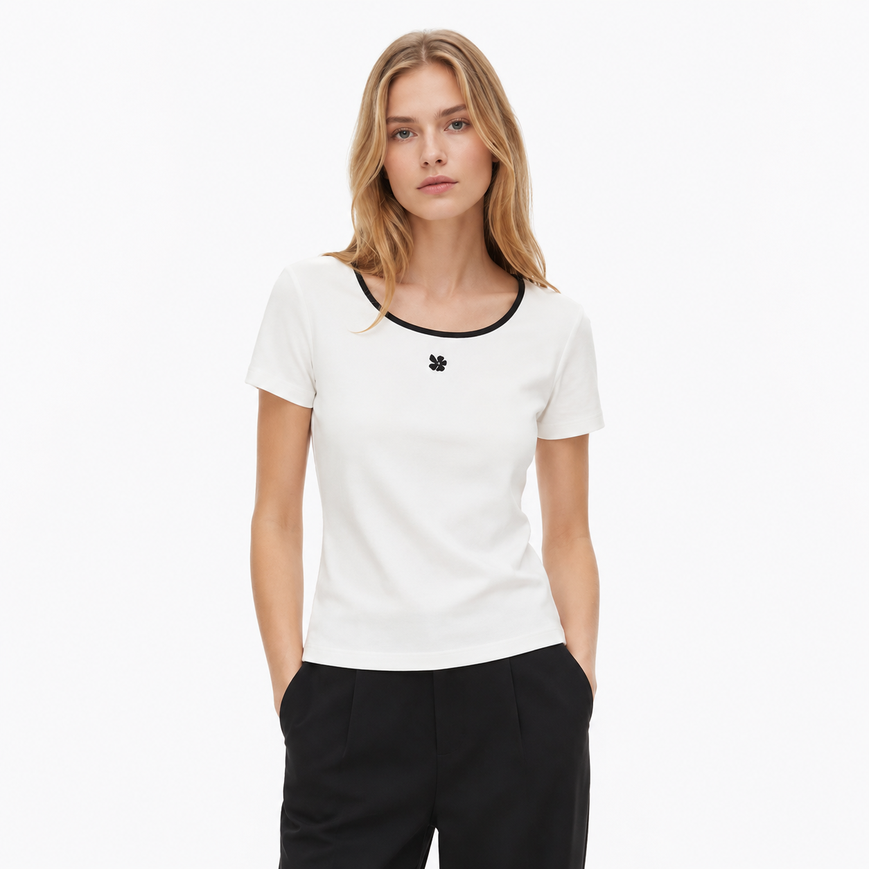Beige Slim Fit T-skjorte til Dame – Elegant og Minimalistisk Sommertopp – Beige
