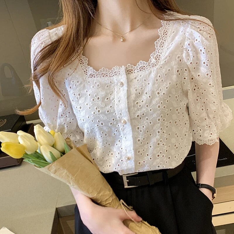 Hvit, brodert, hul bluse for kvinner
