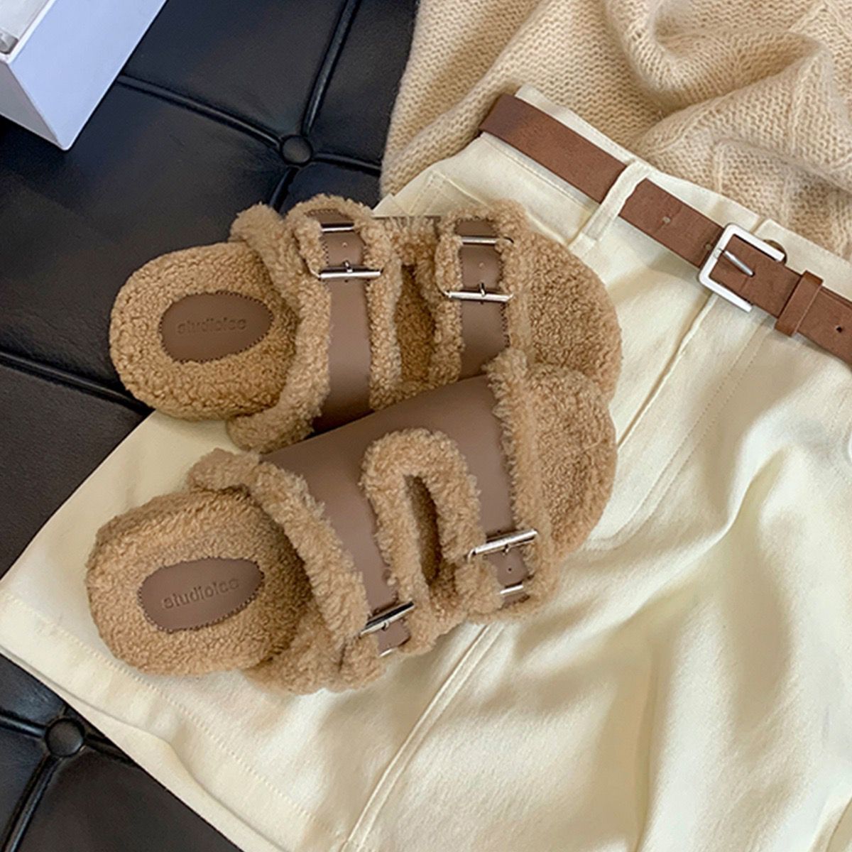 Fuzzy sandaler