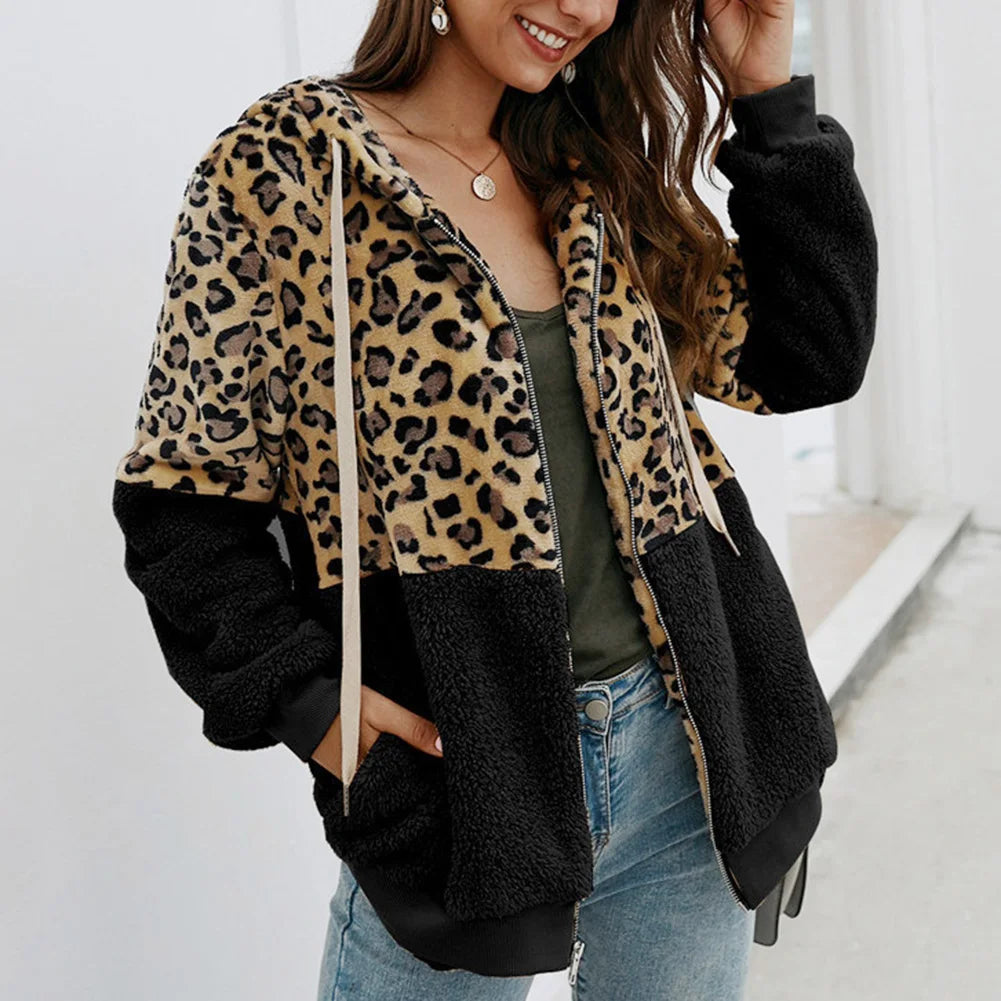 MIRA - Plysj-hettegenser med leopardmønster
