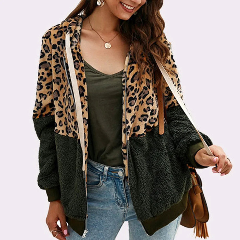 MIRA - Plysj-hettegenser med leopardmønster