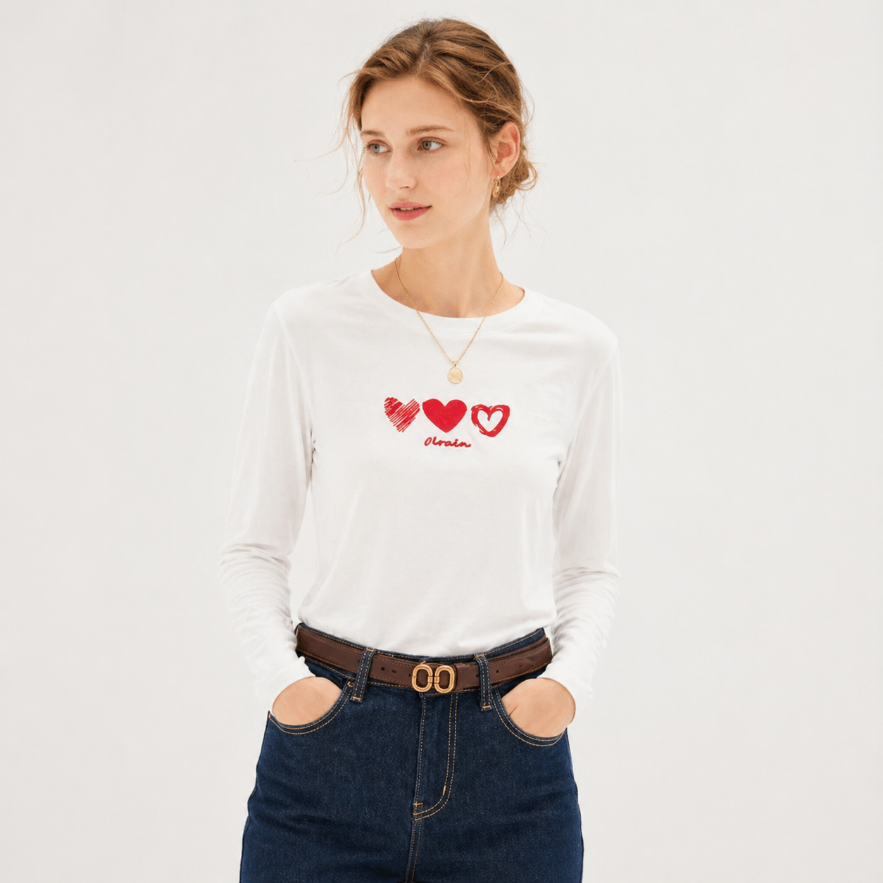 Langermet T-skjorte til Dame – Brodert “Love” &amp; Casual Stil – Hvite Lange Topper