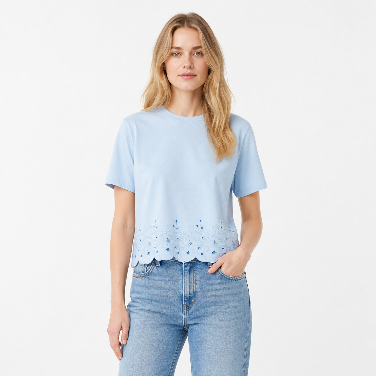 Basic T-skjorte til Dame – Med Brodert Hem &amp; Elegant Hverdagsstil – Akvablå – Kort