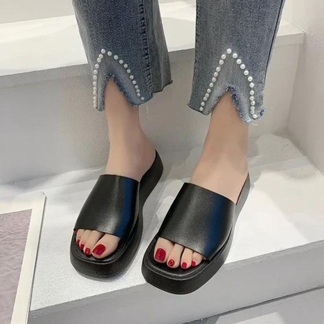 Minimalistiske slidesandaler med bred rem