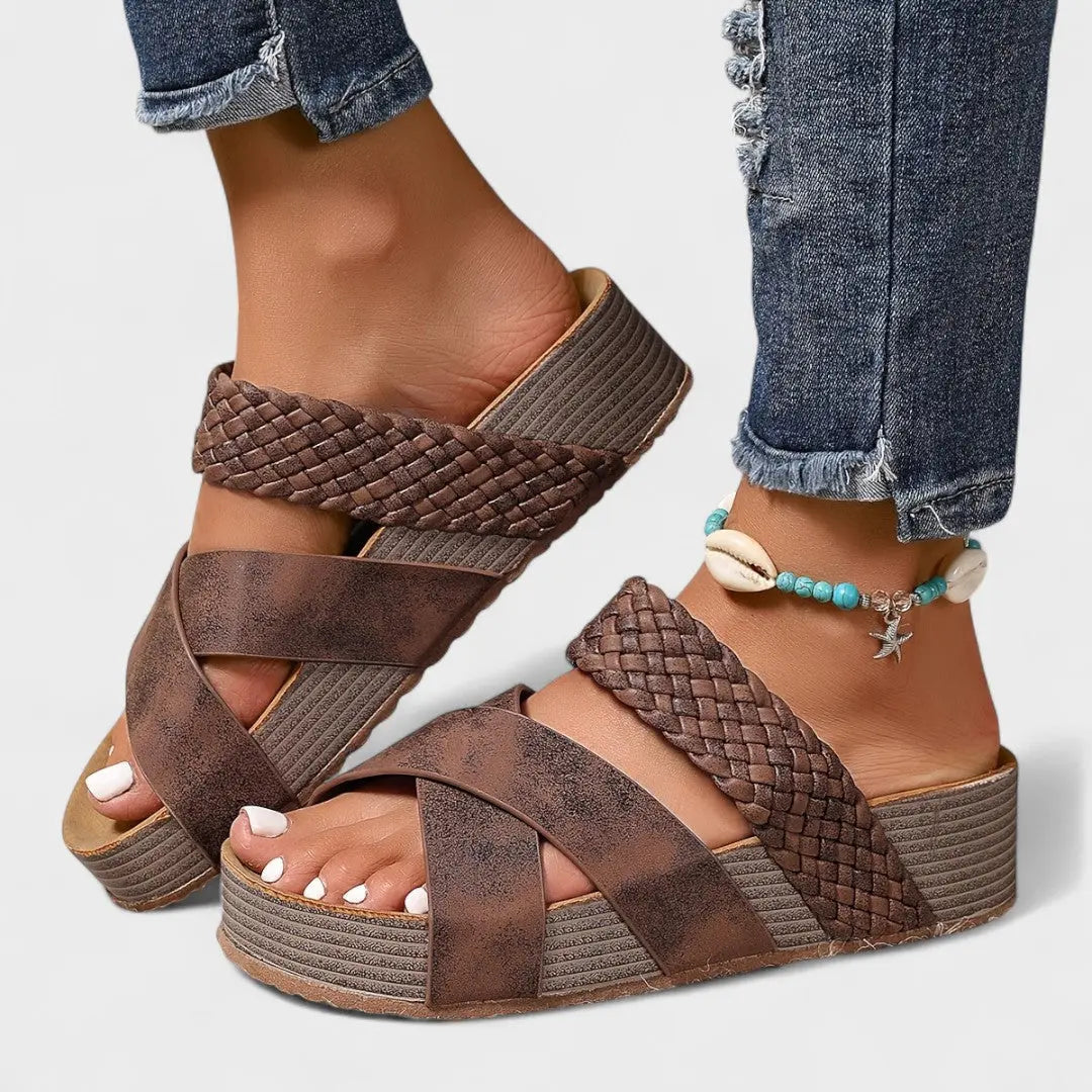Delphine | Ortopediske skinnsandaler – Brun