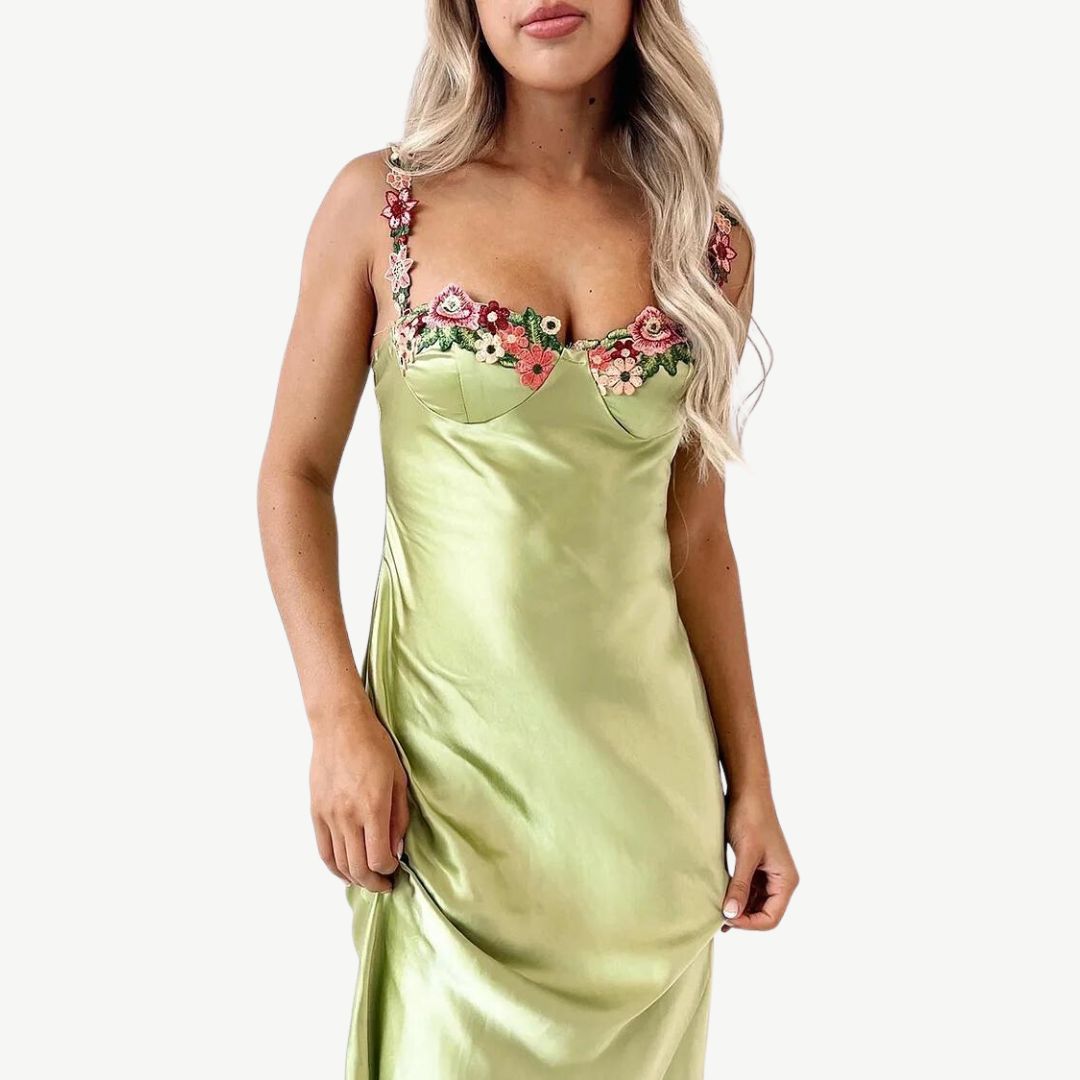 Elegant maxikjole i sateng med filigran blomsterdekorasjon
