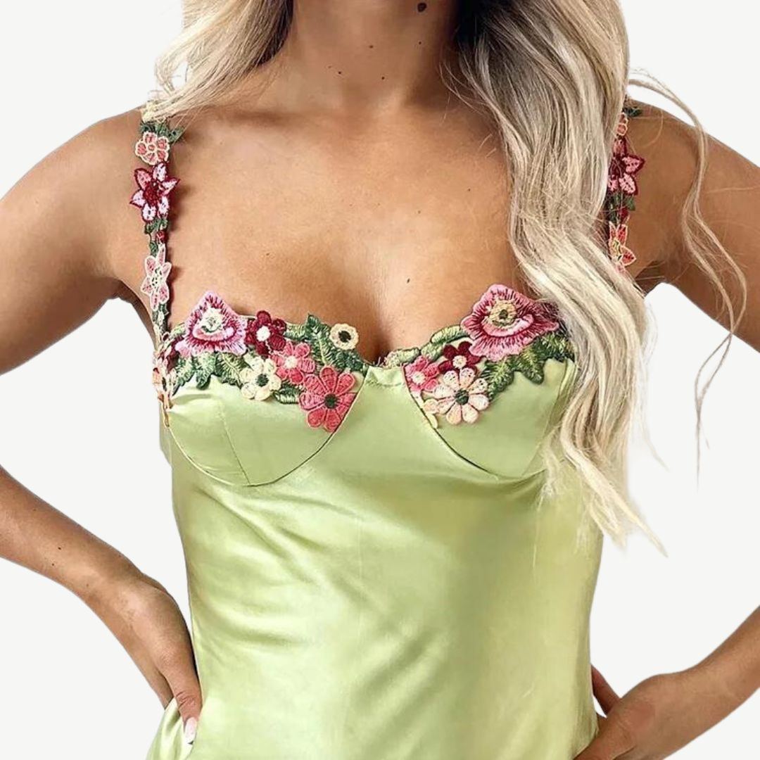 Elegant maxikjole i sateng med filigran blomsterdekorasjon