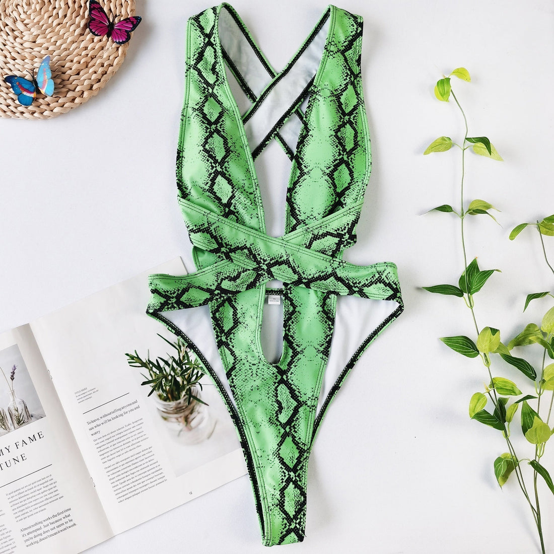 Sexy badedrakt i ett stykke med bikini og bandasje